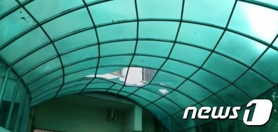 본문 이미지 - 지난 25일 새벽 4시께 경기도 부천시 원미구의 한 아파트에서 세 자매가 사망하는 안타까운 사고가 발생했다. 세 자매중 2명은 12층 자택에서 투신해 사망했으며 1명은 자신의 방에서 숨진 채로 발견됐다. 사진은 투신한 자매가 떨어진 주차장 차광판의 모습.