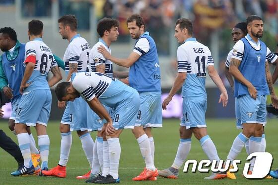 본문 이미지 - 이탈리아 세리에A의 라치오가 26일(한국시간) 로마에 1-2로 패한 뒤 실망하고 있다. ⓒ AFP=News1