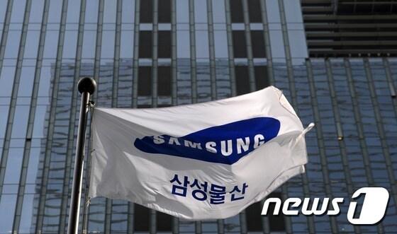 본문 이미지 - 삼성물산 본사 앞에서 바람에 흔들리는 사기. (자료사진)2015.5.26/뉴스1 ⓒ News1 손형주 기자