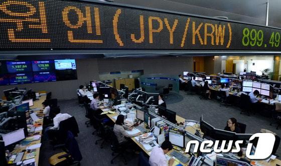본문 이미지 - 26일 오후 서울 중구 명동 외환은행 본점 딜링룸 전광판에 원엔 환율이 899.49를 나타내고 있다. 2015.5.26/뉴스1 ⓒ News1 박정호 기자