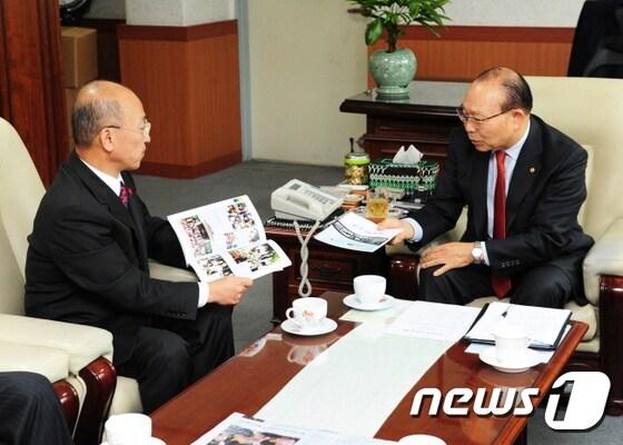 본문 이미지 - 대한노인회를 방문한 문형표 보건복지부 장관&#40;사진 왼쪽&#41;./ⓒ News1