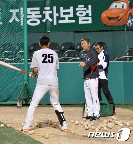 본문 이미지 - 한화 이글스 김성근 감독이 지난달 26일 KIA 타이거즈와의 경기에서 패한 뒤 야간 특타 훈련을 진행하는 모습. ⓒ News1 신성룡 기자