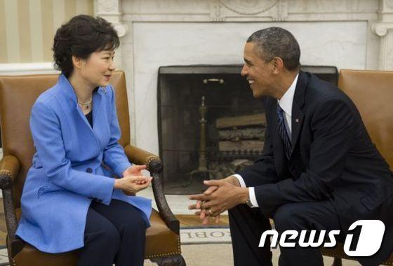 본문 이미지 - 박근혜 대통령(왼쪽)이 지난 2013년 5월7일 미국 백악관에서 버락 오바마 대통령을 만나 대화를 나누고 있다. ⓒ News1