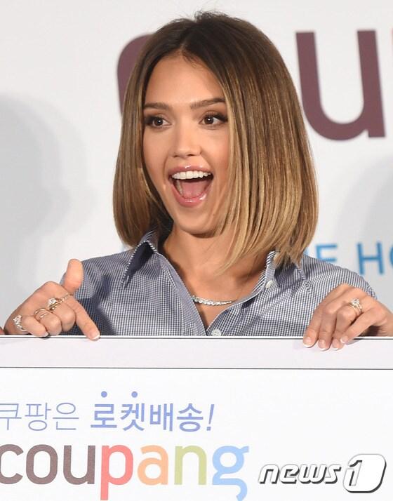 본문 이미지 - 깜찍한 그녀. 할리우드 배우 제시카 알바가 28일 오전 서울 강남구 삼성동 그랜드 인터컨티넨탈에서 열린 쿠팡 어니스트 컴퍼니 한국 단독 런칭 기자간담회에 참석해 포즈를 취하고 있다. ⓒ News1 권현진 기자