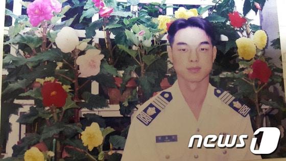 본문 이미지 - 2010년 8월 필리핀 여행을 떠났다가 "필리핀 악마" 최세용 일당에게 납치된 공군 중령 출신 윤철완(실종 당시 37세)씨의 공군사관학교 시절 모습. 2015.05.28/뉴스1 ⓒ News1 강남주 기자