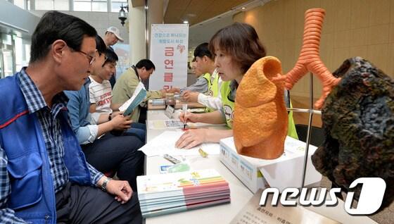 본문 이미지 - 금연클리닉에서 금연 상담 중인 시민들./뉴스1 ⓒ News1 이재명 기자