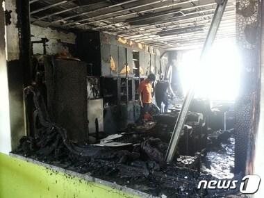 본문 이미지 - 28일 오전 11시 25분께 충북 청주시 청원구 중앙중학교 과학실험준비실에서 화재가 발생해 교사와 학생 등 27명이 연기를 마셔 병원으로 옮겨졌다. 다행히 큰 부상자는 없는 것으로 전해졌다. ⓒ News1