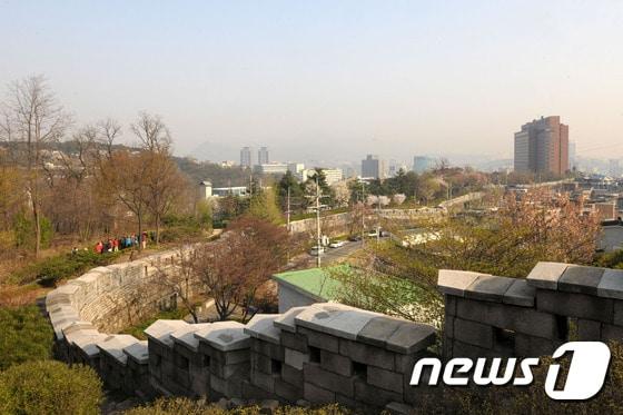 본문 이미지 - 다산 성곽길 전경(제공:서울 중구청)ⓒ News1