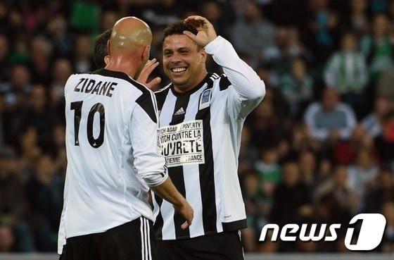 본문 이미지 - 프랑스의 축구 영웅 지네딘 지단(왼쪽)과 브라질의 호나우두가 하이파이브를 하고 있다.ⓒ AFP=뉴스1