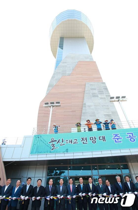 본문 이미지 - 지난달 29일 울산대교 전망대 준공식을 맞아 울산시가 테이프 커팅을 하고 있다. 2015.05.29/뉴스1 ⓒ News1 