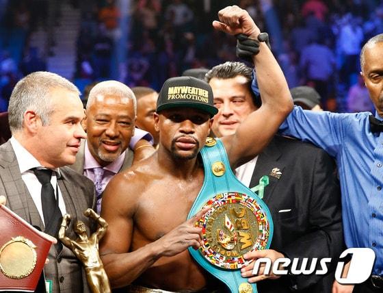본문 이미지 - 플로이드 메이웨더 주니어(38·미국)가 3일 미국 네바다주 라스베이거스의 MGM 그랜드 아레나에서 열린 매니 파퀴아오(37·필리핀)와의 &acute;세기의 대결&acute;에서 승리를 거뒀다.ⓒ AFP=News1