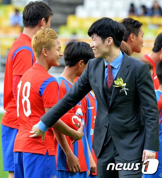 본문 이미지 - 박지성(오른쪽)이 한국 축구의 미래 이승우에게 의미 있는 충고를 전했다. ⓒ News1