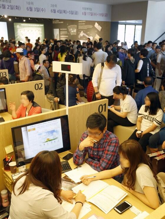 본문 이미지 -  편한세상 보령 모델하우스 오픈 첫 주말 3일동안 1만5000여명의 방문객이 다녀갔다. ⓒ News1