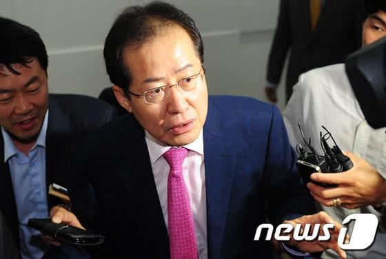 본문 이미지 - "성완종 리스트"로 검찰소환을 앞두고 있는 홍준표 경남도지사가 지난 4일 오전 기자들의 질문을 받으며 도청 집무실로 출근하고 있다./뉴스1 ⓒ News1 이승배 기자