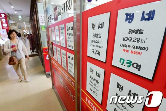 본문 이미지 - 내년 초 서울 서초구에서는 부동산 계약때 종이 서류 없이 태블릿 PC 등을 이용한 계약이 가능해진다. ⓒ News1 민경석 기자