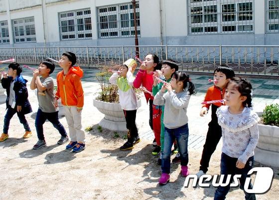 본문 이미지 - 염포초등학교는 봄 단기방학동안 맞벌이 부모 학생 등 볼봄 공백기간이 발생한 학생들을 대상으로 과학교실을 운영했다. 2015.05.04/뉴스1 ⓒ News1 이상문 기자