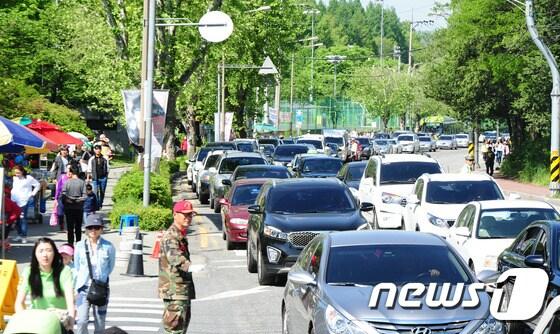 본문 이미지 - 어린이날 전북 전주시 전주동물원 입구로 몰려드는 차량들/뉴스1 DB