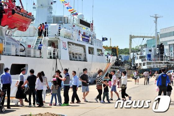 본문 이미지 - 지난해 어린이날 경북 포항시 해경 전용부두에서 열린 함정 공개 행사를 찾은 관광객/뉴스1 자료ⓒ News1 최창호 기자