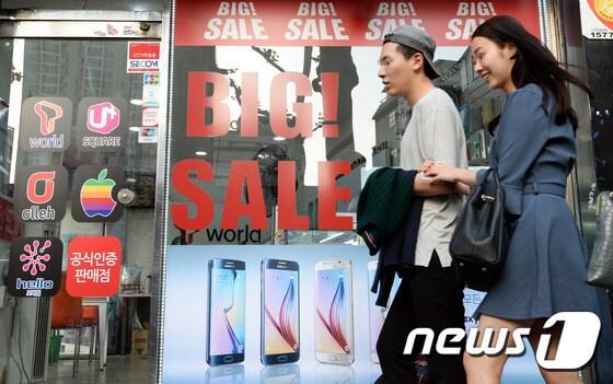 본문 이미지 - 서울 성북구의 휴대폰 판매 대리점.2015.5.5/뉴스1 ⓒ News1 신웅수 기자