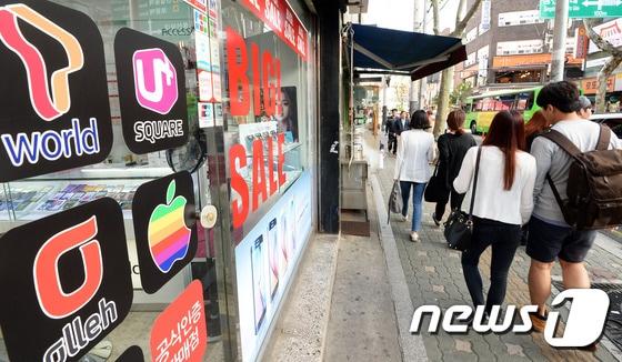 본문 이미지 - 서울 성북구의 휴대폰 판매 대리점.2015.5.5/뉴스1 ⓒ News1 신웅수 기자
