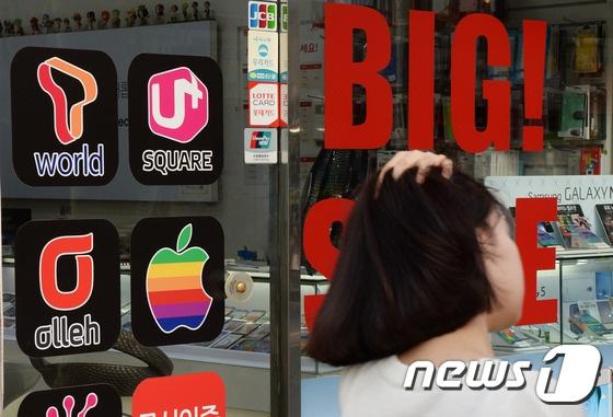본문 이미지 - 서울 시내 휴대폰 판매점의 모습/뉴스1 ⓒ News1