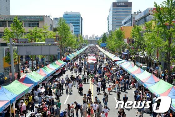 본문 이미지 - 대전 중앙로 어린이날 차없는 거리 운영 2015.5.5/뉴스1 ⓒ News1