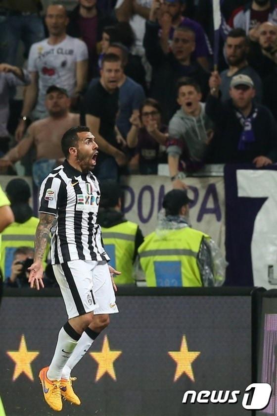 본문 이미지 - 유벤투스의 공격수 카를로스 테베즈가 6일(한국시간) 유벤투스 스타디움에서 열린 레알 마드리드와의 유럽축구연맹(UEFA) 챔피언스리그 준결승 1차전에서 결승골을 기록하며 팀의 2-1 승리를 이끌었다. ⓒ AFP=News1