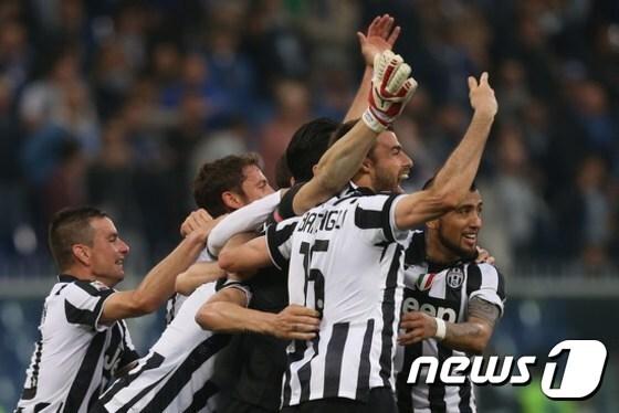 본문 이미지 - 유벤투스가 6일(한국시간) 유벤투스 스타디움에서 열린 레알 마드리드와의 2014-15 유럽축구연맹(UEFA) 챔피언스리그 준결승 1차전에서 2-1 승리를 거뒀다. ⓒ AFP=News1