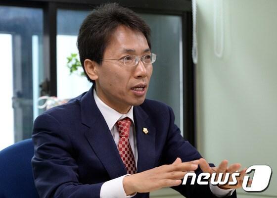 본문 이미지 - 김광수 서울시의회 의원이 6일 오전 서울 중구 서울시의회 의원회관에서 뉴스1과 인터뷰를 하고 있다. 2015.5.6/뉴스1 2015.05.06/뉴스1 ⓒ News1 신웅수 기자