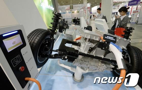 본문 이미지 - 지난 5월 서울 강남구 삼성동 코엑스에서 열린 제2회 대한민국화학산업대전(KICHEM 2015)에서 관람객들이 LG화학의 전기자동차 부품을 살펴보고 있다./뉴스1 ⓒ News1 안은나 기자