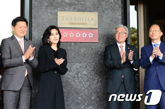 본문 이미지 - 이부진 호텔신라 대표이사 사장이 7일 오전 서울 중구 신라호텔에서 열린 "5성 호텔 1호 현팍식"에서 현팍 제막 후 김종덕 문화체육관광부 장관을 비롯한 참석자들과 기념촬영을 하고 있다. 문화체육관광부와 한국관광공사는 호텔업 등급에 별을 사용하는 국제적 관례에 따라 국내 호텔에도 무궁화 대신 별 등급표지를 사용하기로 했다. 이날 현판식으로 호텔신라는 별 등급 표지를 받은 국내 첫 5성급 호텔이 됐다. 2015.5.7/뉴스1 ⓒ News1 민경석 기자