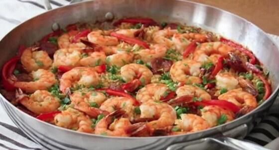 본문 이미지 - 파에야는 '팬이나 냄비'를 뜻하는 프랑스의 고어 파엘르에서 유래했다.