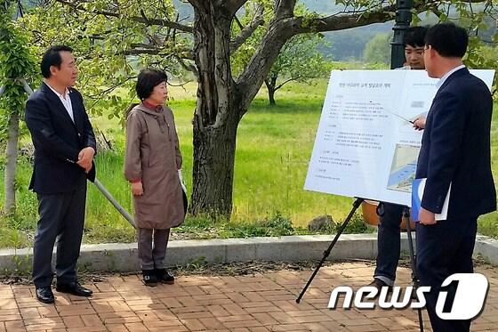본문 이미지 - 염동열 국회의원과 나선화 문화재청장이 7일 올림픽배후도시 주요 문화재를 둘러보고 있다.(사진제공=염동열 국회의원실) 2015.5.7/뉴스1 ⓒ News1