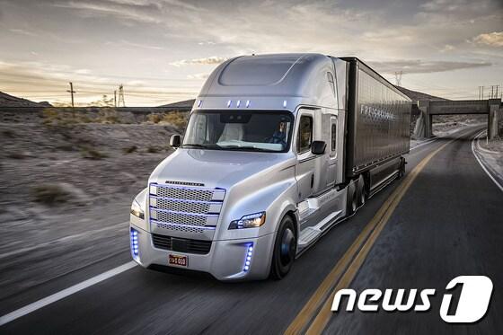 본문 이미지 - 다임러 계열의 미국 프레이트라이너가 개발한 세계 최초의 자율운행 트럭 '인스퍼레이션'. 프레이트라이너는 지난 5일 미국 네바다주에서 인스퍼레이션 트럭의 정식 도로판을 부여받고 일반 도로를 달릴 수 있게 됐다.(사진=프레이트라이너 홈페이지) ⓒ News1