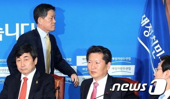 본문 이미지 - 새정치민주연합 주승용 최고위원이 지난 8일 서울 여의도 국회에서 열린 최고위원회의 도중 정청래 최고위원과 언쟁을 벌이다 퇴장하고 있다. /뉴스1 ⓒ News1 오대일 기자