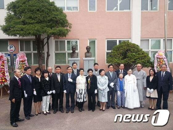 본문 이미지 - 8일 자혜학교에서 열린 &acute;가혜 이방자 동상 제막식&acute;에서 참석자들이 제막 후 기념촬영을 하고 있다. ⓒ News1