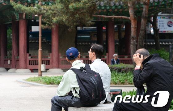 본문 이미지 - 서울 종로구 탑골공원에서 쉬고 있는 어르신들의 뒷모습/뉴스1 ⓒ News1