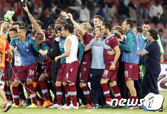 본문 이미지 - 라치오가 1일(한국시간) 나폴리 산 파울로에서 열린 나폴리와의 2014-15 이탈리아 세리에A 최종전에서 4-2로 승리한 뒤 기뻐하고 있다. ⓒ AFP=News1