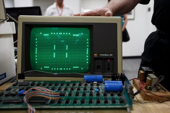 본문 이미지 - 1976년 제작된 애플 1호 컴퓨터 ⓒ News1