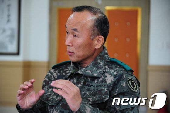 본문 이미지 - 6월 호국보훈의 달을 맞아 육군 과학화전투훈련단(KCTC 단장 이춘권)은 1일 전투 훈련 최첨단 과학화의 현장을 뉴스1강원취재본부에 공개했다. 1일 이춘권 단장이 인터뷰 하고 있다. 2015.6.1/뉴스1 ⓒ News1 신효재 기자