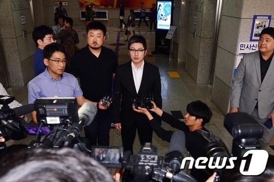 본문 이미지 - 항공보안법 위반 및 강제추행 혐의로 불구속 기소된 바비킴(42·김도균)이 지난6월1일 오전 인천광역시 인천지법에서 열린 첫 공판을 마치고 취재진의 질문에 답하고 있다. 2015.6.1 스타뉴스/뉴스1