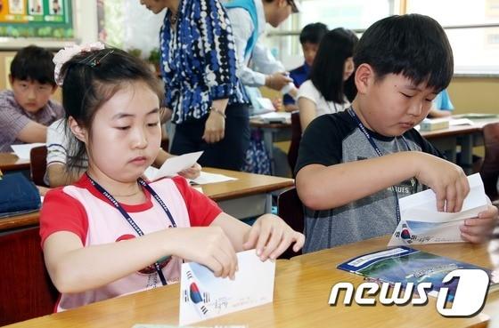 본문 이미지 - 서울송전초등학교 학생들이 수업을 받고 있다./뉴스1 ⓒ News1 조희연 기자