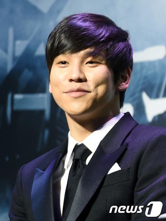 본문 이미지 - 미소 왕자. 뮤지컬배우 홍광호가 1일 오후 서울 반포 플로팅 아일랜드 가빛섬에서 열린 뮤지컬 \\'데스노트(프로듀서 백창주 / 연출 쿠리야마 타미야)\\' 기자간담회에 참석해 미소를 짓고 있다. \\'데스노트\\'는 우연히 ‘데스노트’를 주워 악인들을 처단하는 천재 대학생 라이토와 이에 맞서는 명탐정 엘의 두뇌 싸움을 그린 작품이다. 오는 6월20일부터 8월9일까지 경기도 성남 성남아트센터 오페라극장에서 공연된다. ⓒ News1 권현진 기자