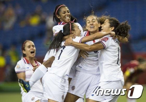본문 이미지 - 코스타리카가 10일(한국시간) 캐나다 몬트리올의 올림픽 스타디움에서 열린 스페인과의 2015 FIFA 캐나다 여자 월드컵 E조 조별예선 1차저에서 전반 14분 동점골을 성공시킨 뒤 기뻐하고 있다. ⓒ AFP=News1