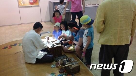 본문 이미지 - 전북 고창군 성내면 윤도장 전수교육관에서 ‘윤도, 우주를 보다’ 프로그램이 11월까지 매월 둘째주, 넷째주 금요일 무료로 진행된다.  윤도 제작 체험. ⓒ News1 박제철 기자