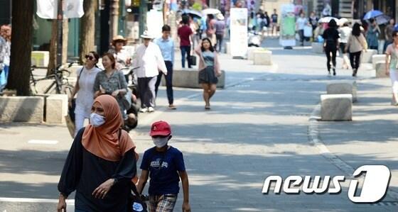 본문 이미지 - 중동호흡기증후군(MERS·메르스) 확산 공포가 계속되고 있는 10일 오후 히잡을 쓴 한 외국인 여성과 아이가 마스크를 착용한 채 평소보다 한산해진 서울 인사동 거리를 걷고 있다. 2015.6.10/뉴스1 ⓒ News1 양동욱 기자