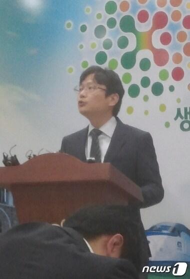 본문 이미지 - 충북대학교병원 한정호 교수(홍보팀장)가 12일 충북도청에서 브리핑을 갖고 메르스 환자 격리병상 운영 등 현황을 설명하고 있다. 2015.06.12.ⓒ News1