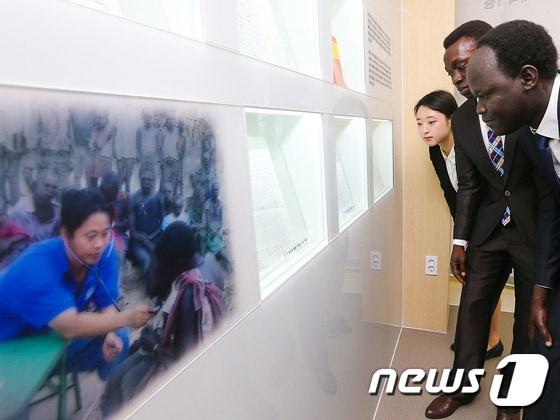 본문 이미지 - 지난 2015년 6월12일 오전 부산 진구 개금동 인제대학교 의과대학 1층 로비에서 열린 &#39;고 이태석 신부 유품 전람회’에서 아프리카 수단 톤즈에서 이태석 신부의 제자로 있던 학생들로 인제대 의학과 2학년에 수학중인 &#40;오른쪽부터&#41;존 마옌, 토마스 타반 학생들과 인제대 의대 학생들이 신부님의 유품을 살펴고 있다. .2015.6.12/뉴스1 ⓒ News1