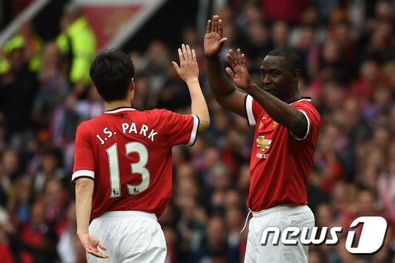 본문 이미지 - 맨체스터 유나이티드에서 뛰었던 박지성(왼쪽) . ⓒ AFP=News1