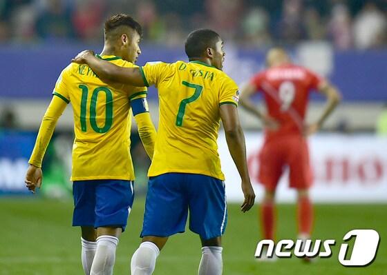 본문 이미지 - 15일 칠레 떼무꼬에서 열린 페루와의 2015 코파 아메리카 C조 조별예선 1차전에서 결승골을 합작한 네이마르(왼쪽)와 더글라스 코스타가 기뻐하고 있다. ⓒ AFP=News1